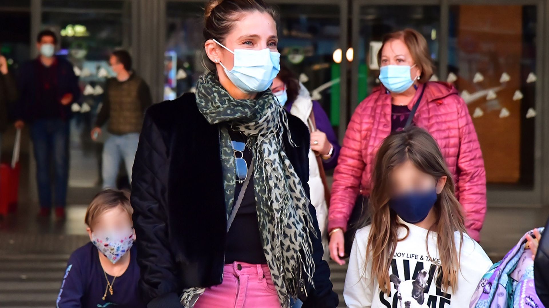 ¡Como nunca antes la habías visto! Elsa Pataky muestra en Sevilla su lado más tierno junto a sus tres hijos