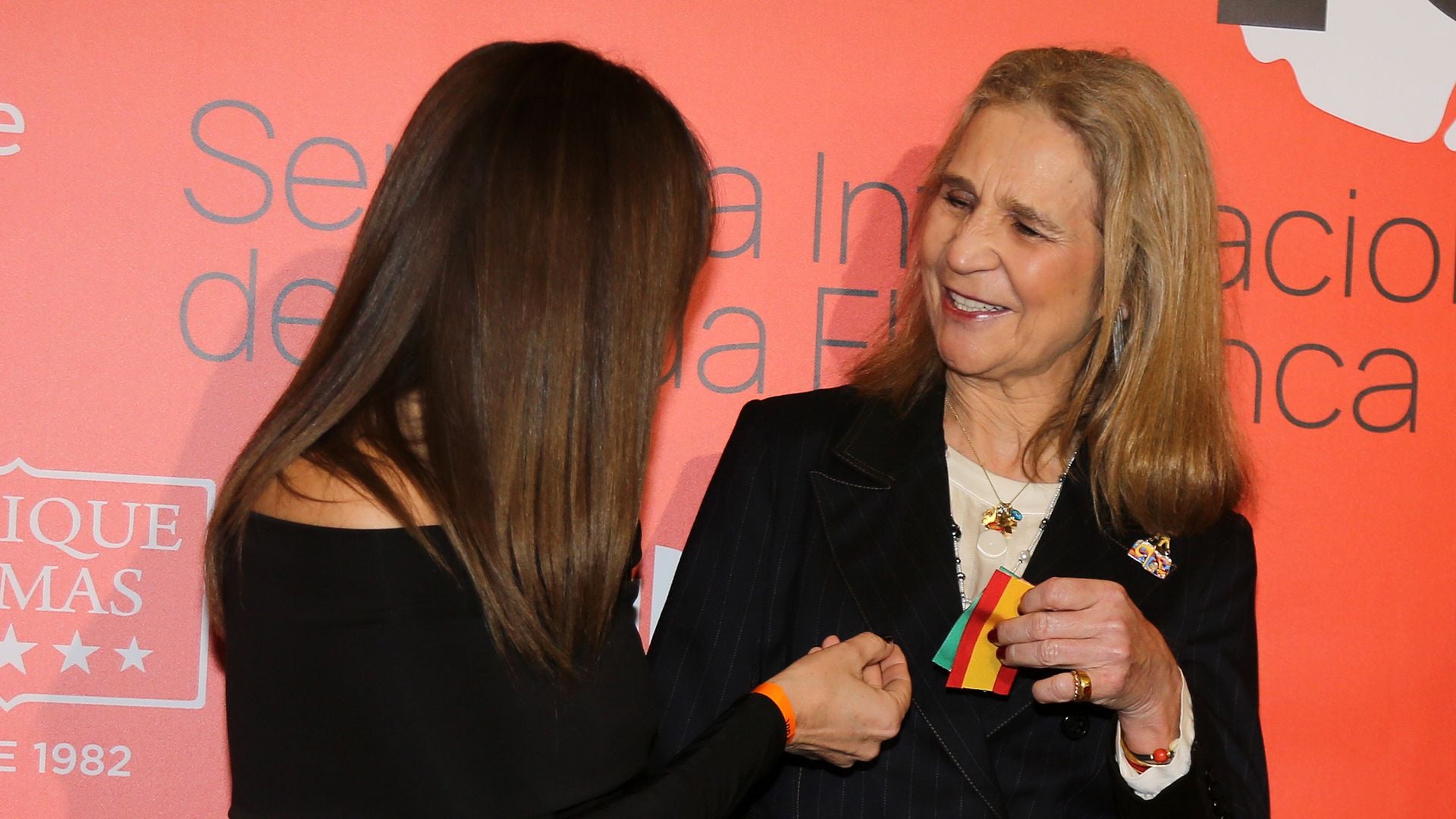 La infanta Elena reaparece en Sevilla, en la gran cita de la moda flamenca, tras despedirse de su tía Irene de Grecia