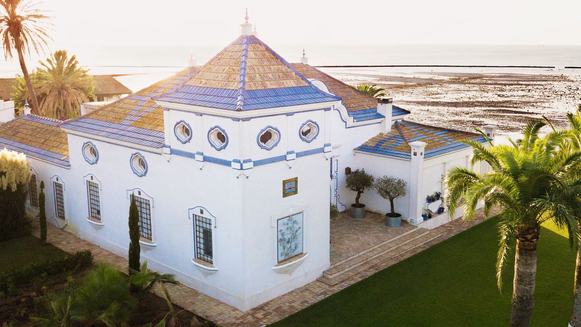 Entramos en 'Finca Marbella', el espectacular palacete a orillas del mar de la boda de Alberto Herrera y Blanca Llandres