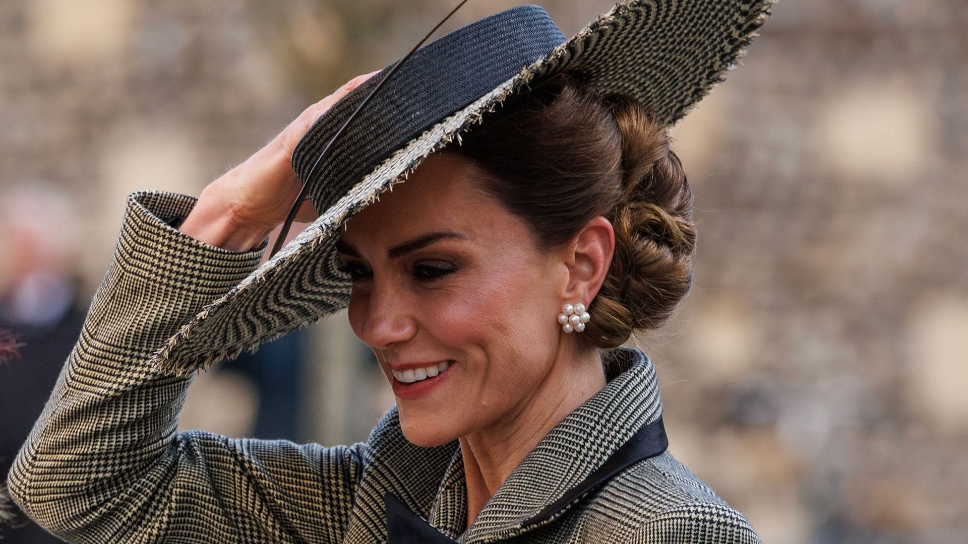 Por qué los aretes de perlas favoritos de Kate Middleton son tan ...