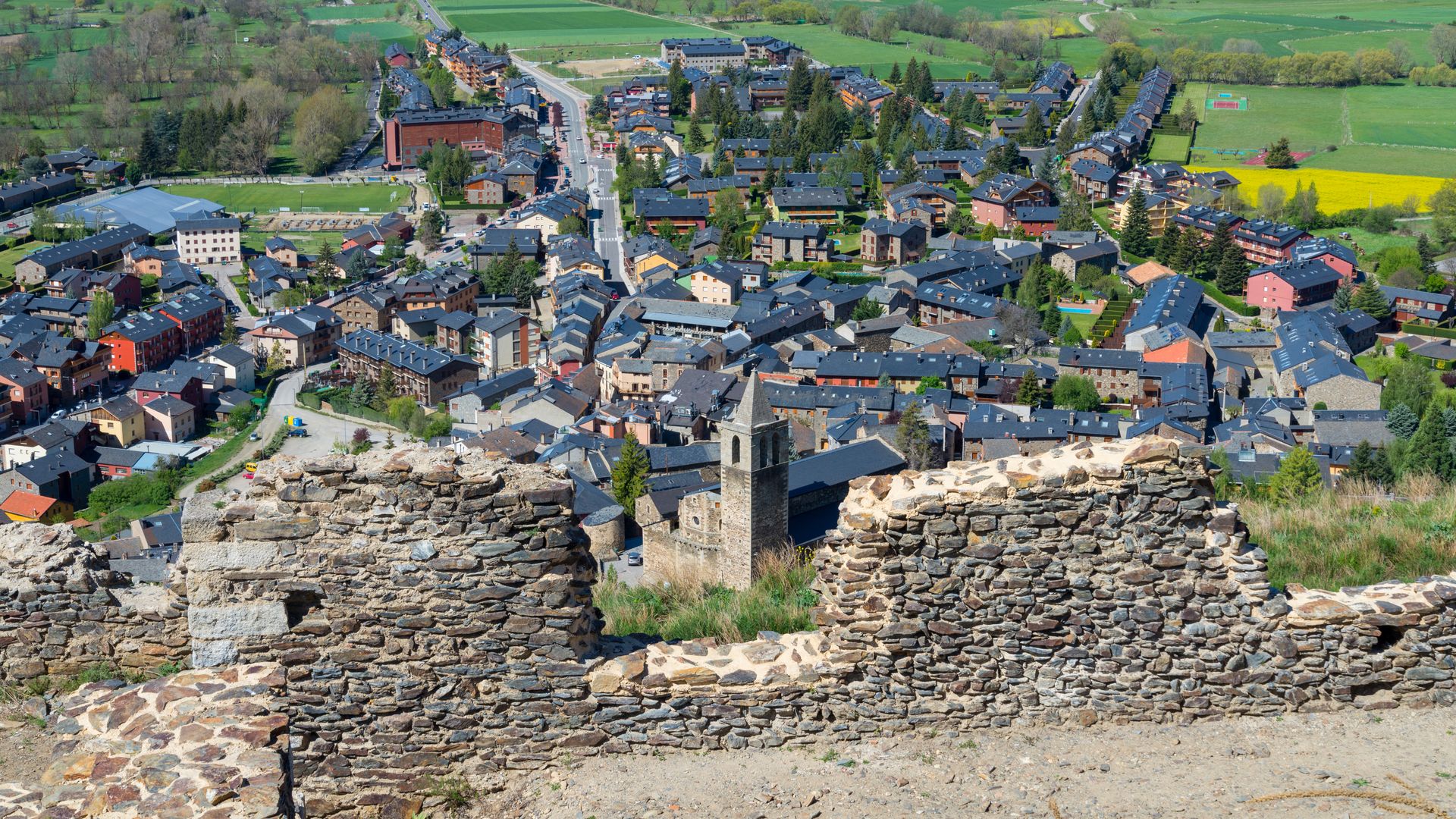 El pueblo de Llivia visto desde los restos de muralla, Girona, Cerdaña