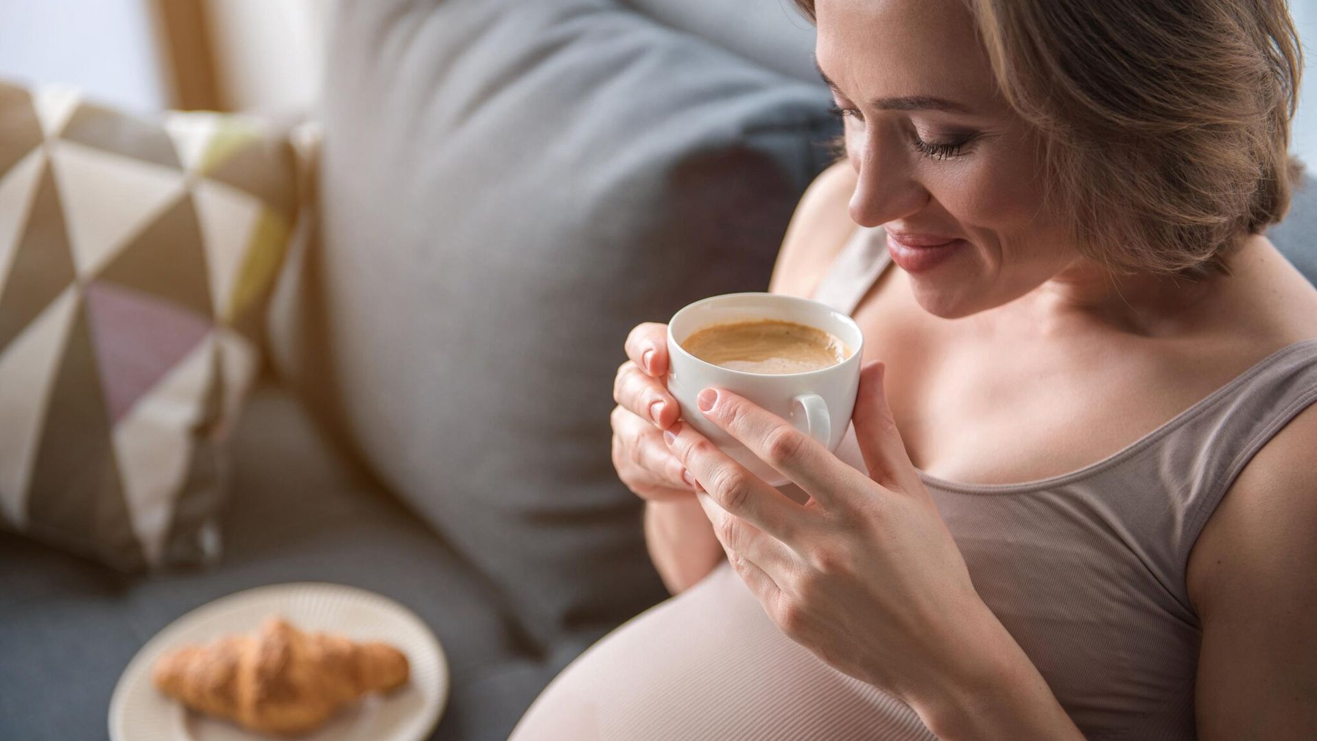¿Se puede consumir cafeína durante el embarazo o hay riesgos para la madre o el bebé?