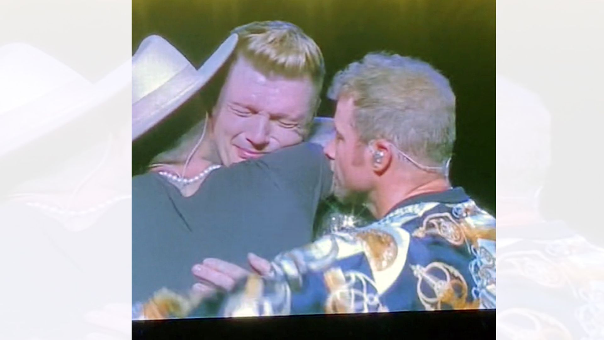 Nick Carter rompe a llorar en el escenario tras la muerte de su hermano