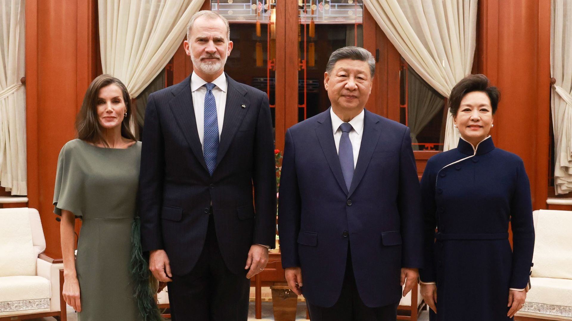 La reina Letizia cambia de registro para su cena privada con el presidente de China: plumas y un vestido misterioso