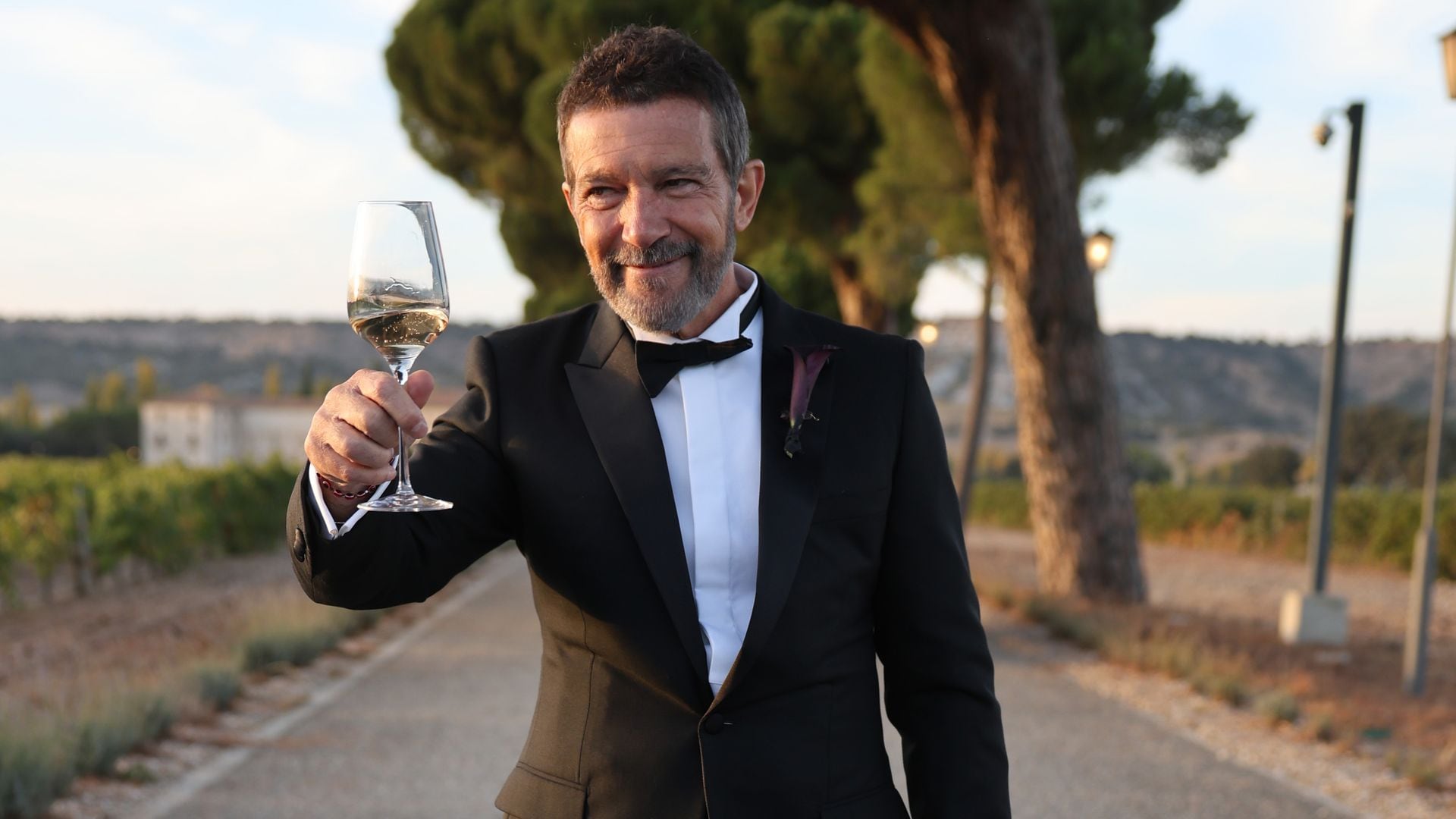 EN VÍDEO: El detalle de Antonio Banderas con la prensa en la boda de su hija Stella