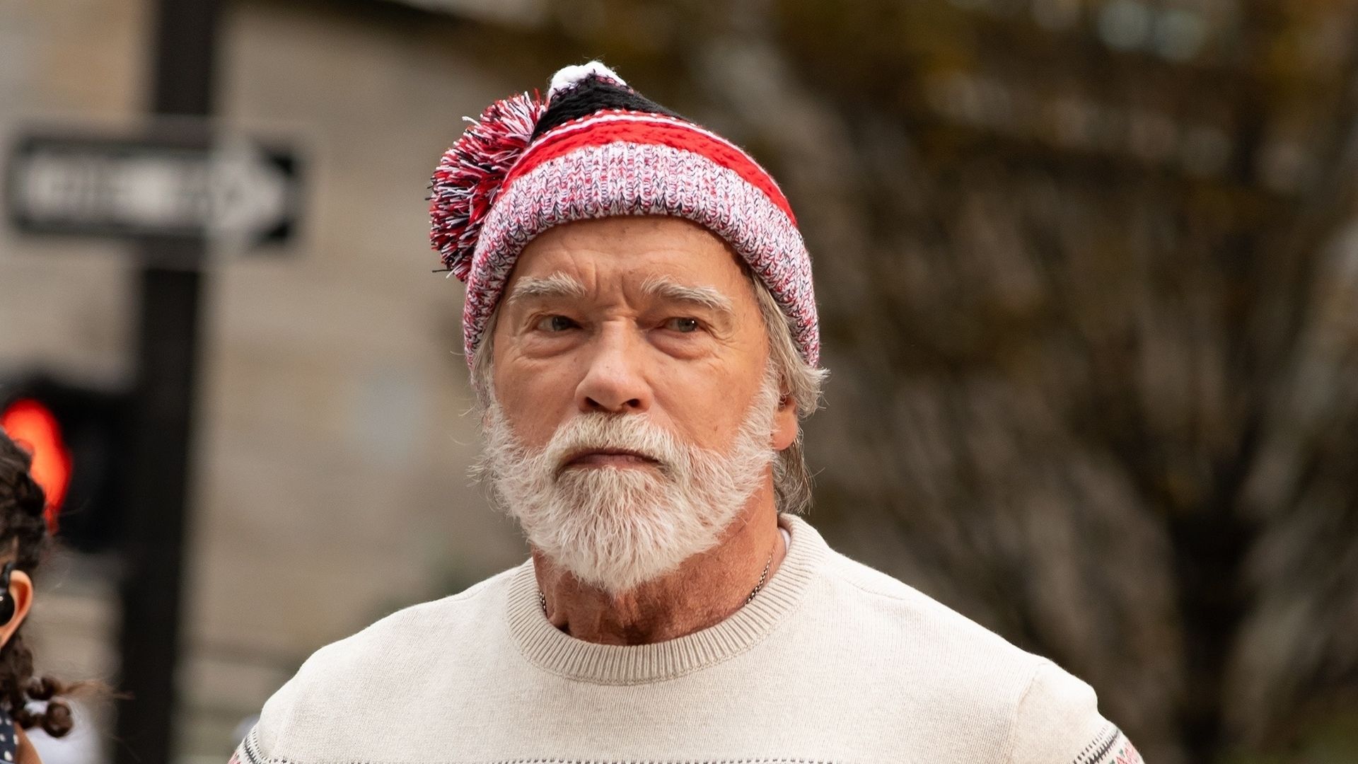 Arnold Schwarzenegger caracterizado como Santa Claus