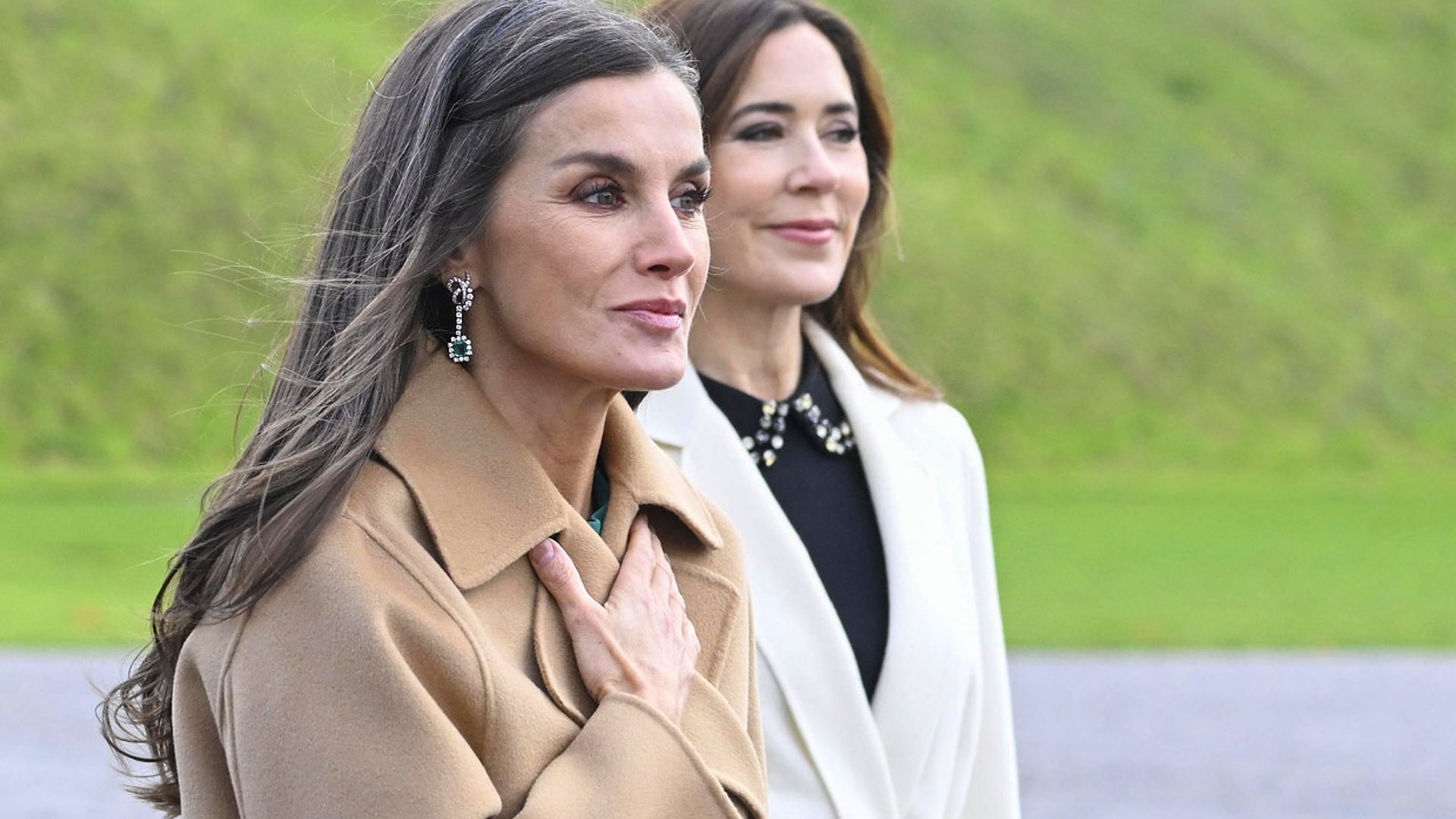 La reina Letizia transforma su look bicolor en Dinamarca con bolso de flores y pendientes de esmeraldas