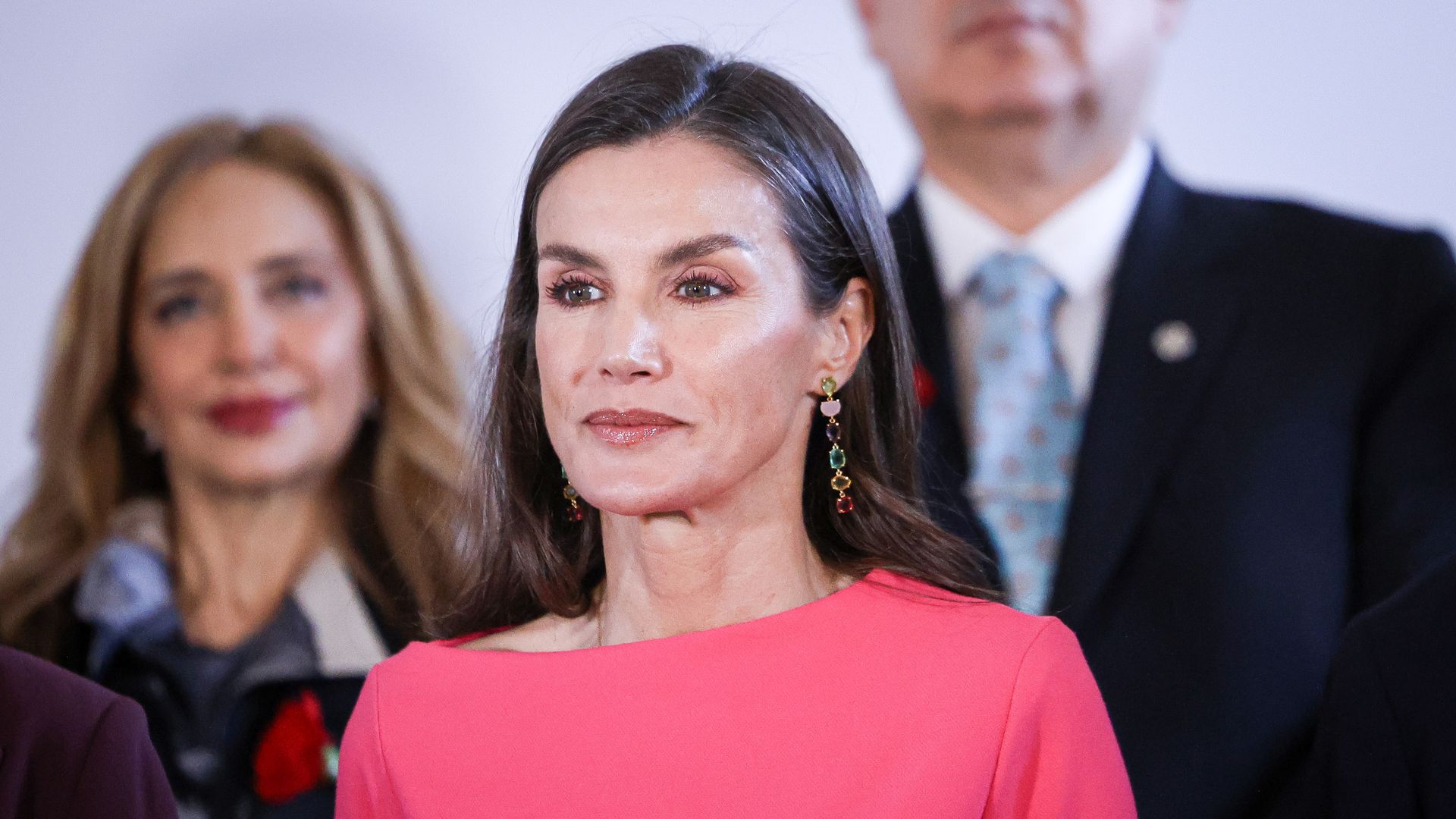 La reina Letizia inaugura (ahora sí) la primavera con el exclusivo vestido rosa chicle que empezó el fenómeno 'Barbiecore' en España