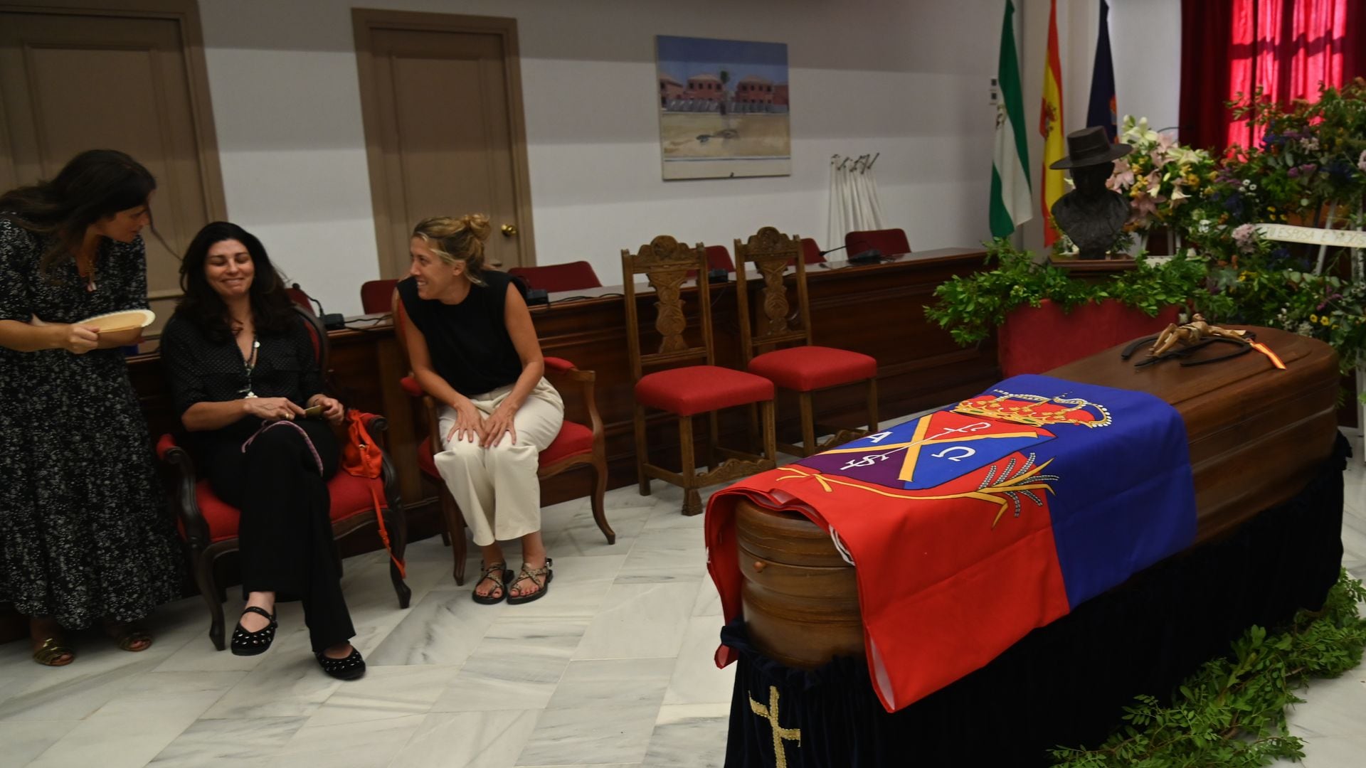 Rocío Peralta encabeza la despedida a su padre: las imágenes de la capilla ardiente en Puebla del Río
