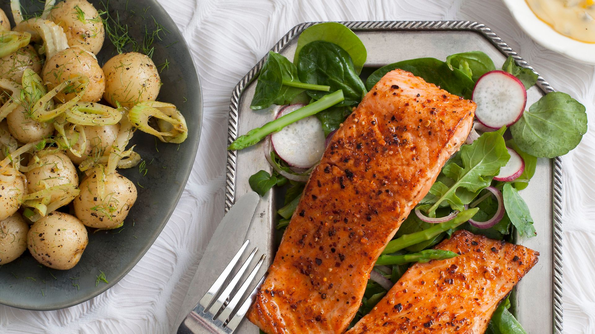 Salmón al horno con salsa holandesa de fruta de la pasión