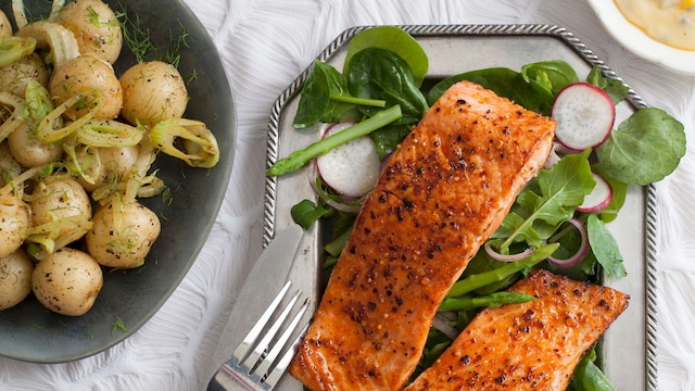 Salmón al horno con salsa holandesa de fruta de la pasión