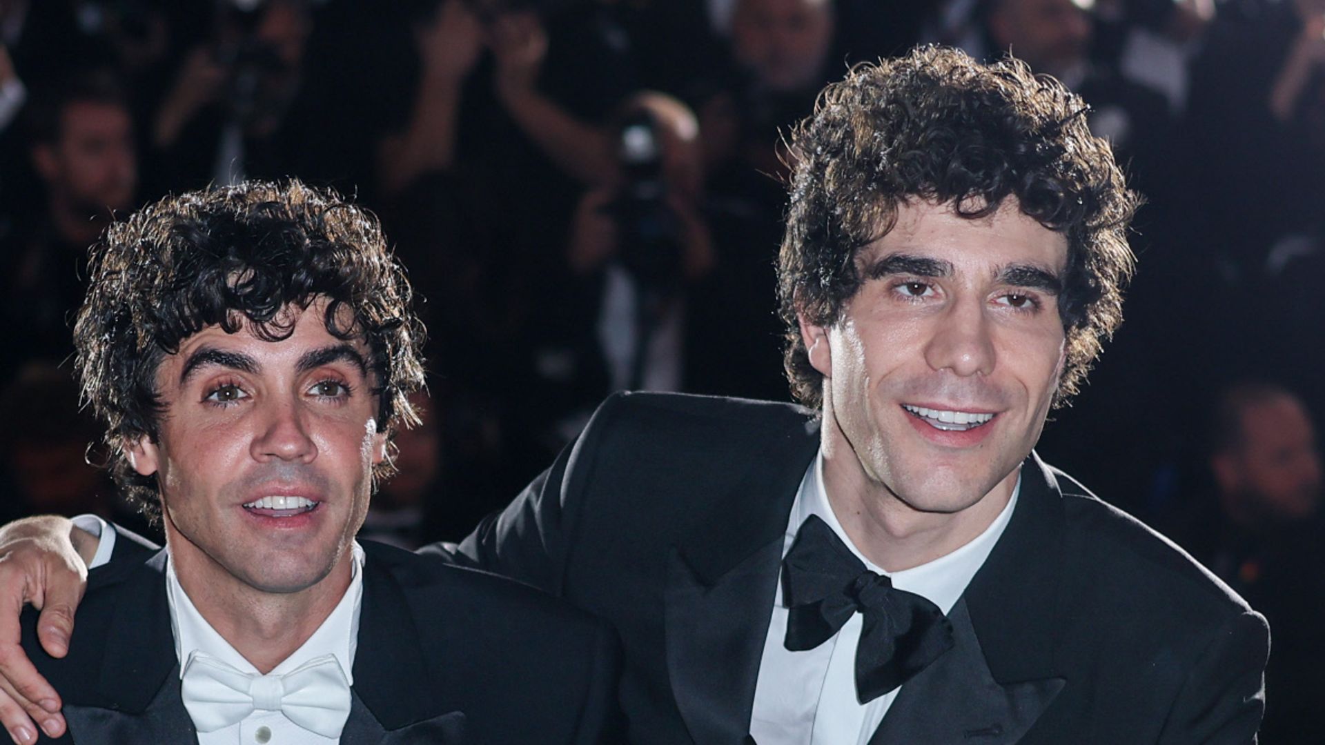 Los Javis con su premio por 'La bola negra' en Cannes