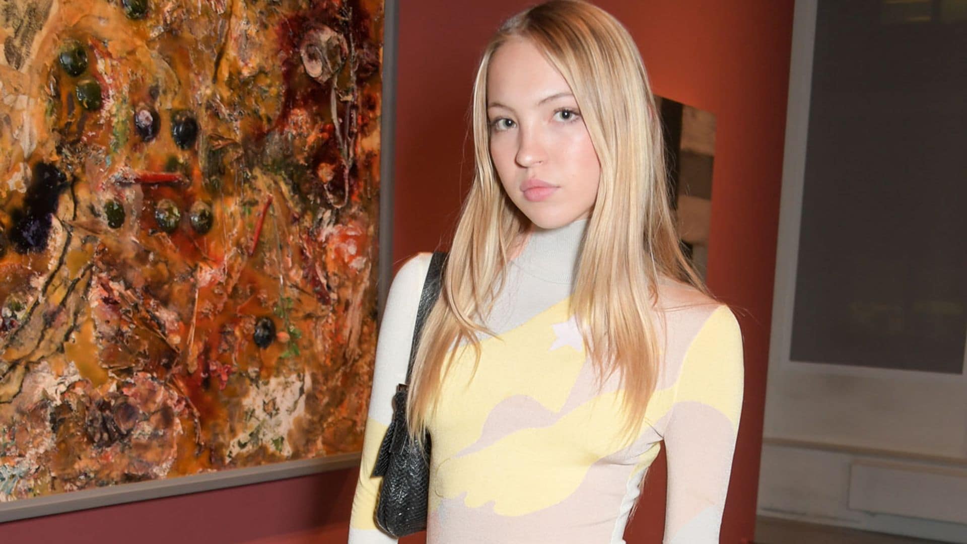 Lila Grace combina el minivestido más buscado con la prenda preferida de su madre, Kate Moss