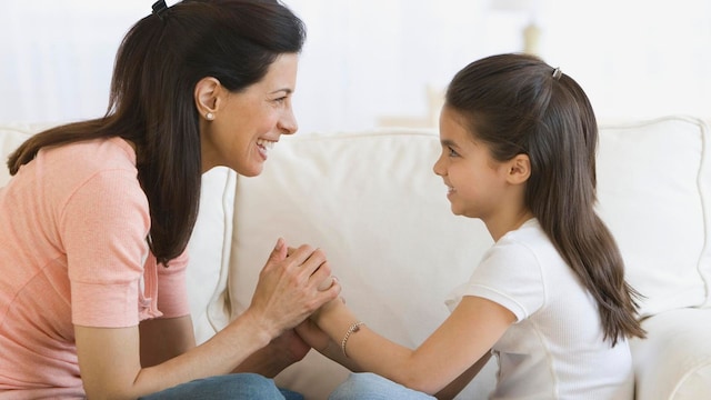 madre habla con su hija
