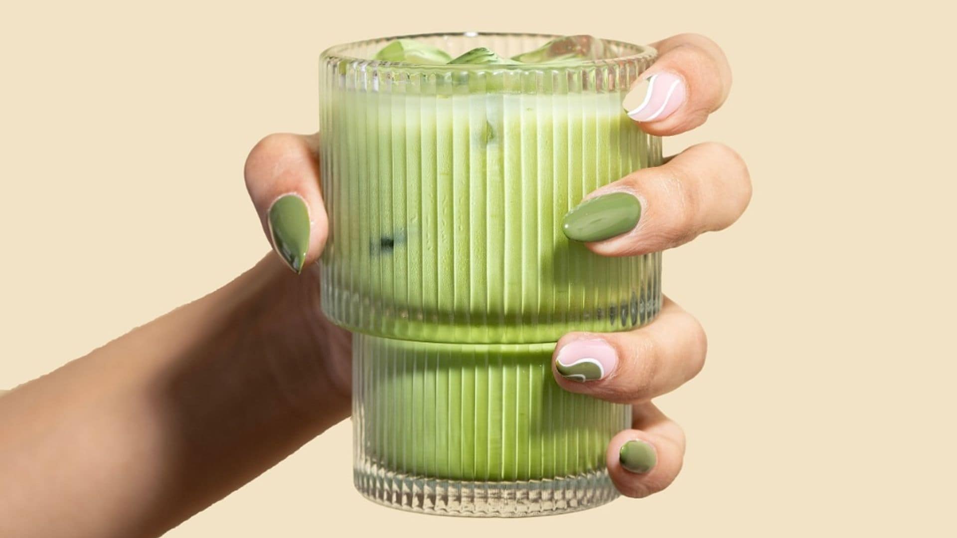 Las uñas color té matcha marcarán el verano y estos 8 diseños lo demuestran