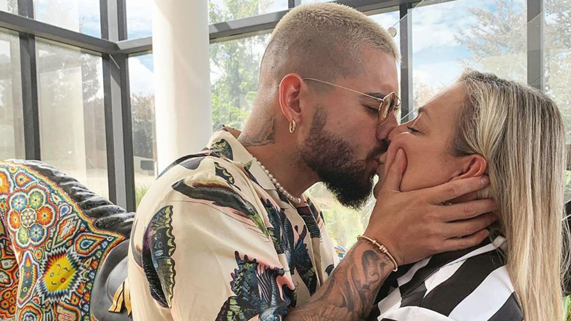 Maluma besa en la boca a su mamá por el Día de las Madres