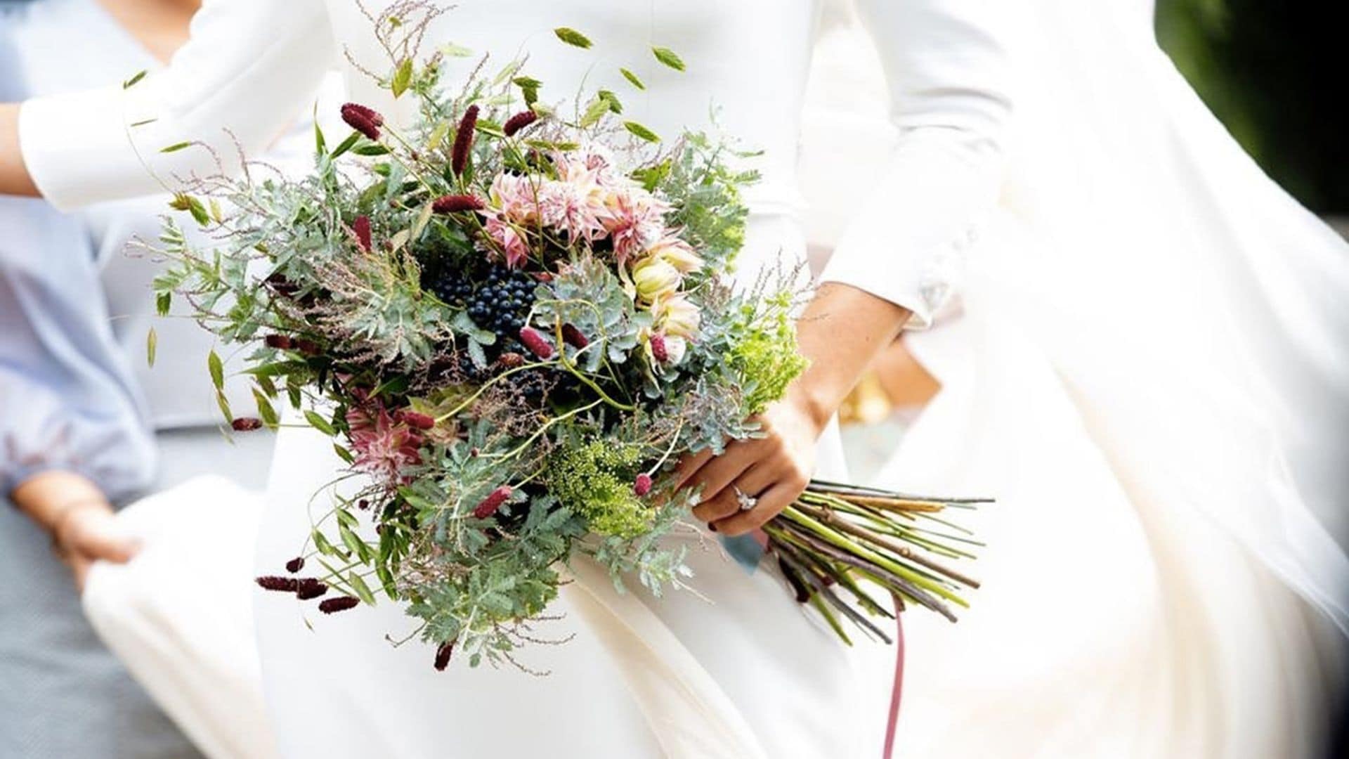 Los ramos preferidos de las novias son silvestres y con mucho verde