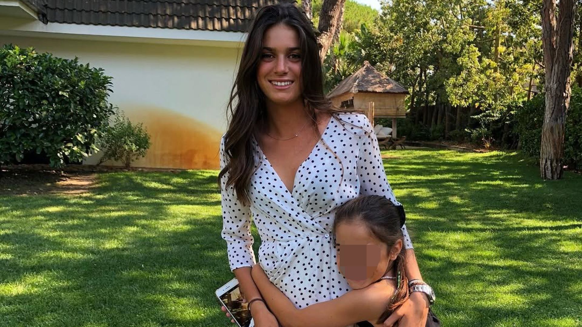 Sira Martínez, junto a su hermana Xana