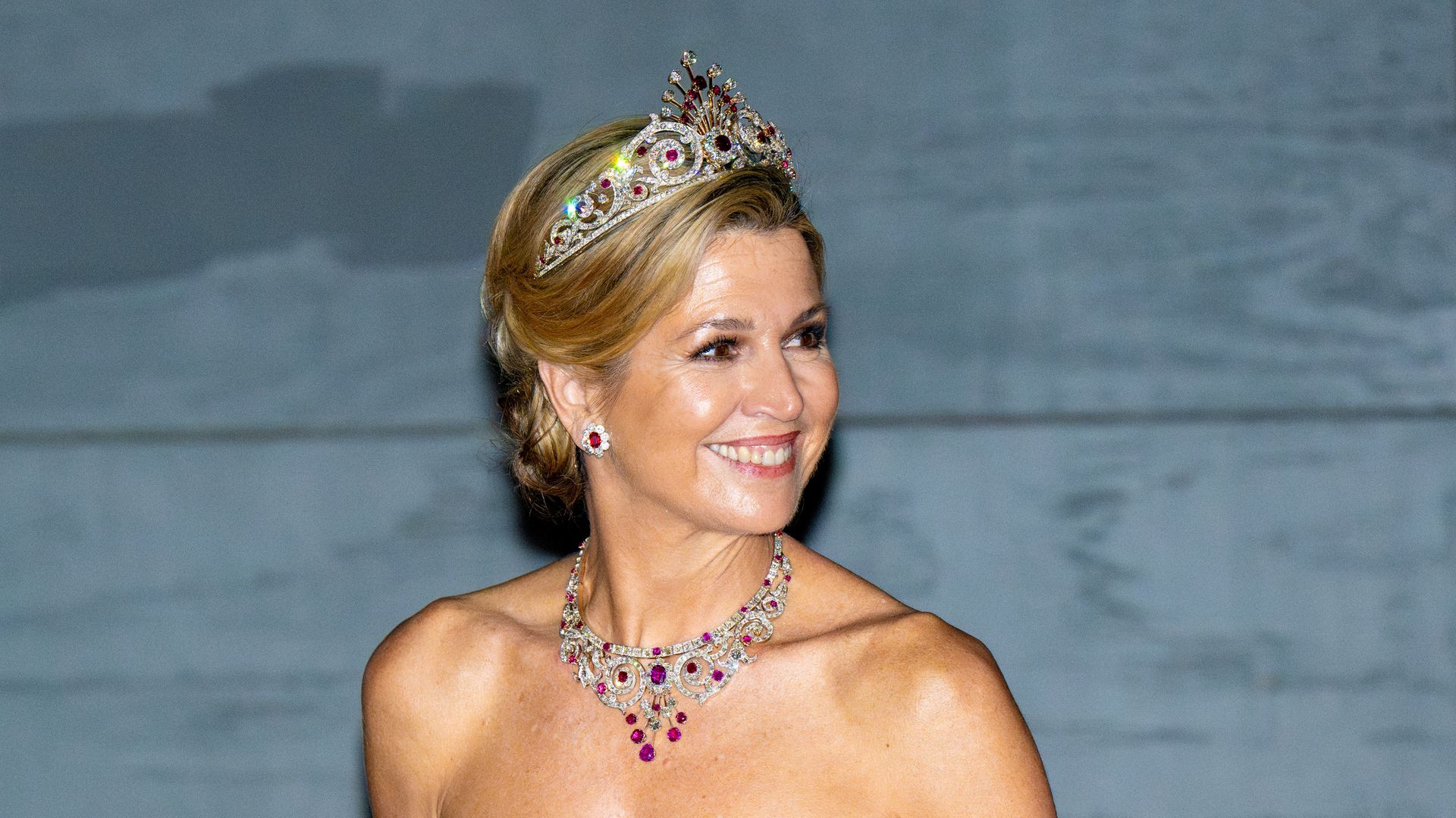 La reina Máxima con la tiara del Pavo Real con pendientes y collara a juego