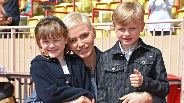 Charlene de Mónaco, Jacques de Mónaco y Gabriella de Mónaco en el Festival de rugby de Santa Devota