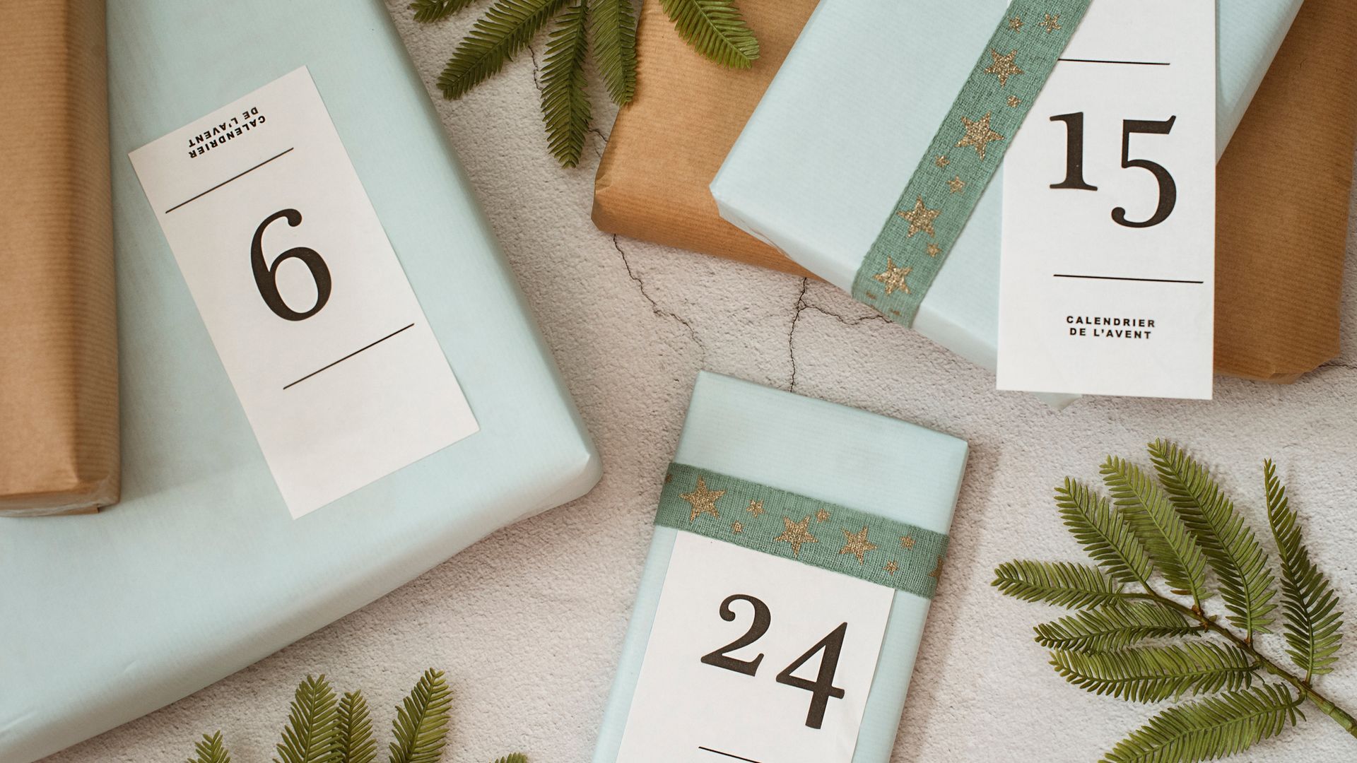 Regalos de Navidad envueltos con números de calendario de Adviento