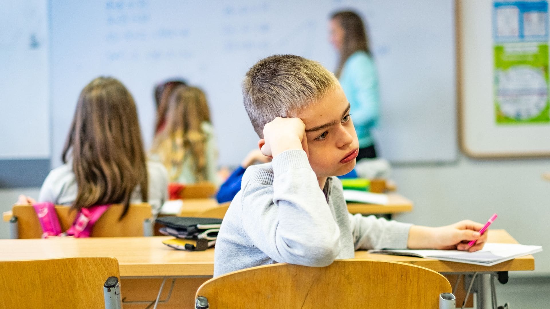 Niño distraído en clase