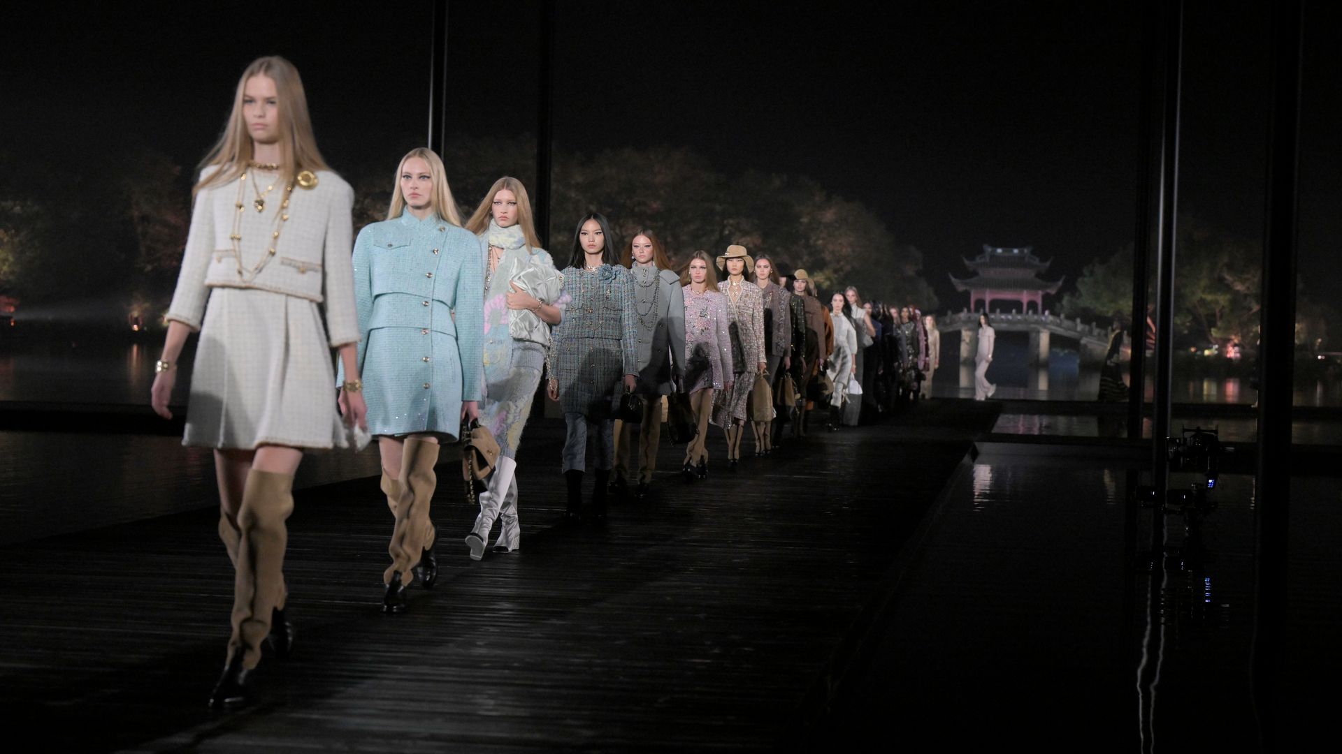 El espectacular desfile de Chanel a orillas de un lago en China que ...