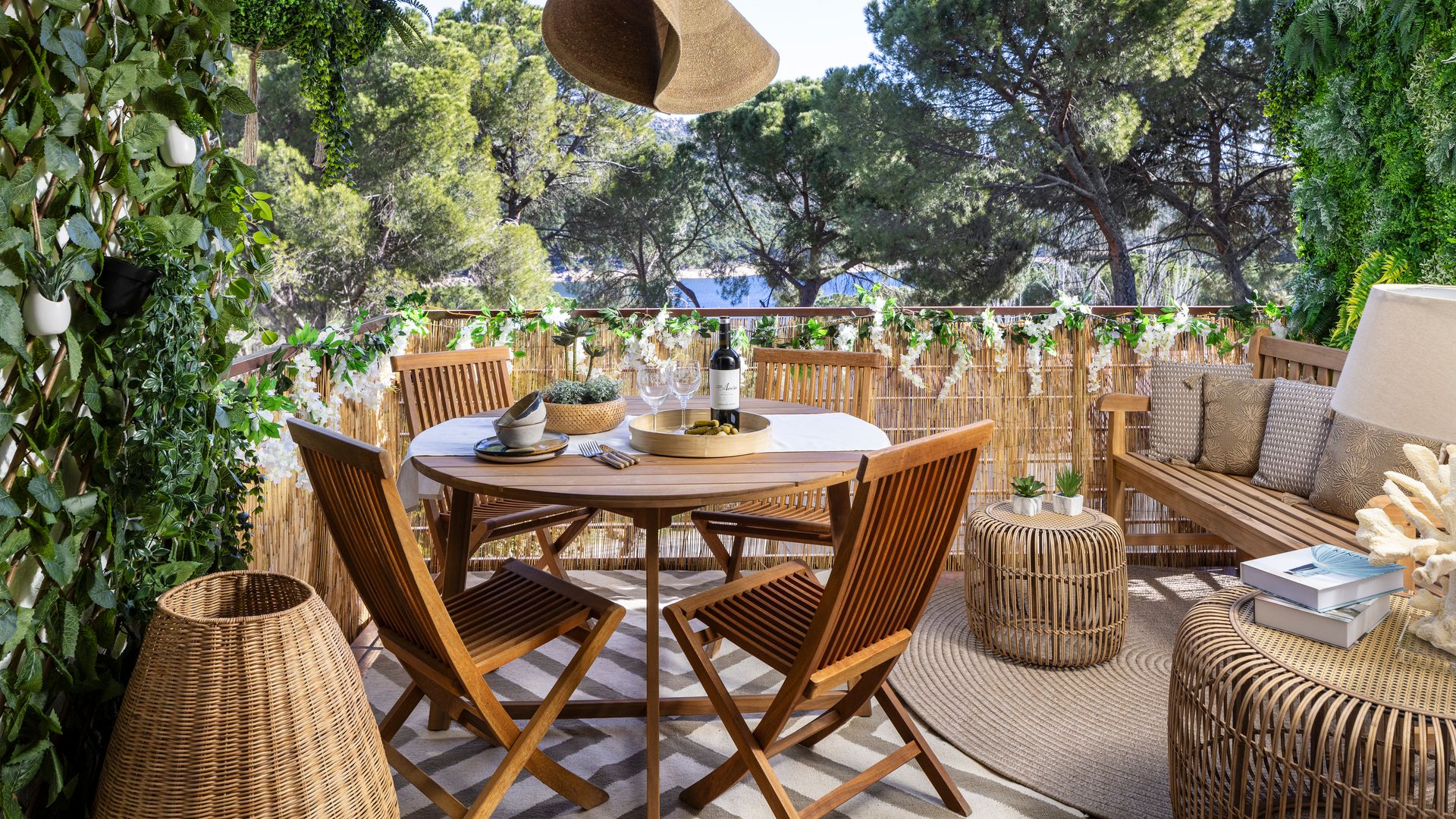 Abril es el mes de la terraza: ideas fáciles para decorar balcones pequeños y sacarles más partido