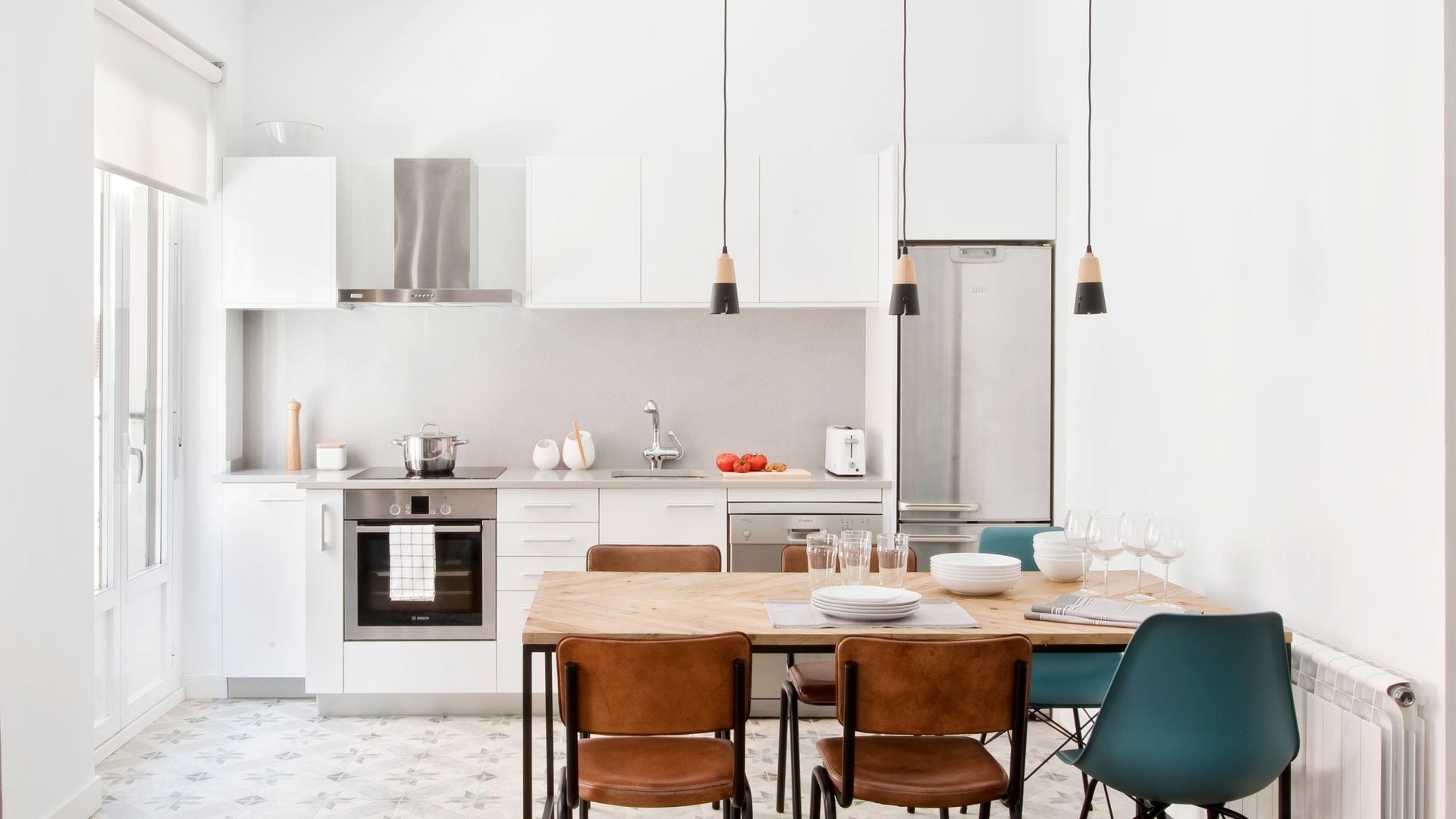 Cómo hacer que tu cocina pequeña crezca visualmente: 12 ideas que realmente funcionan