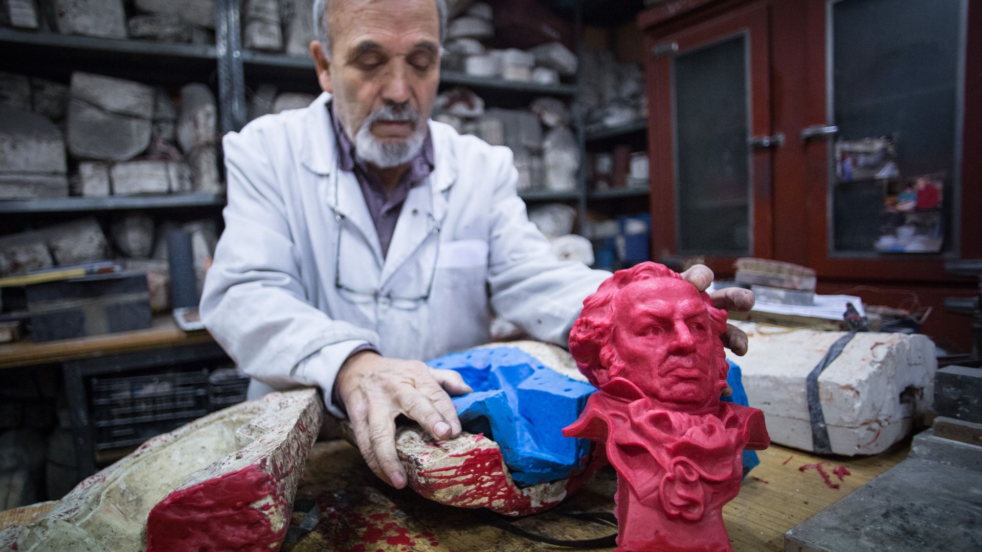 La estatuilla, conocida como el ‘Cabezón’, se elabora mediante la técnica artesanal de la cera perdida en una fundición madrileña y antes llegó a pesar más de 14 kilos.