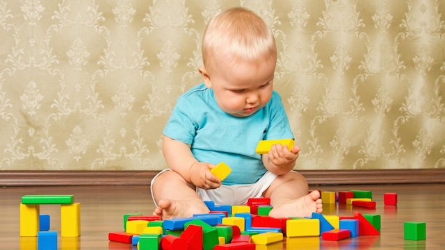 ni o jugando con piezas de construcci n