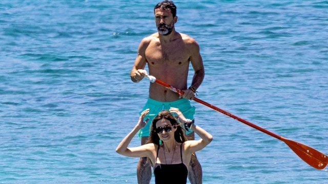 Sara Carbonero haciendo paddle surf con Jota Cabrera