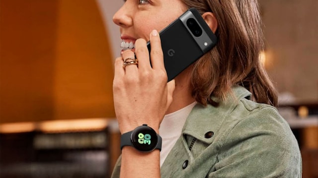 Una mujer con un móvil y un reloj Google Pixel