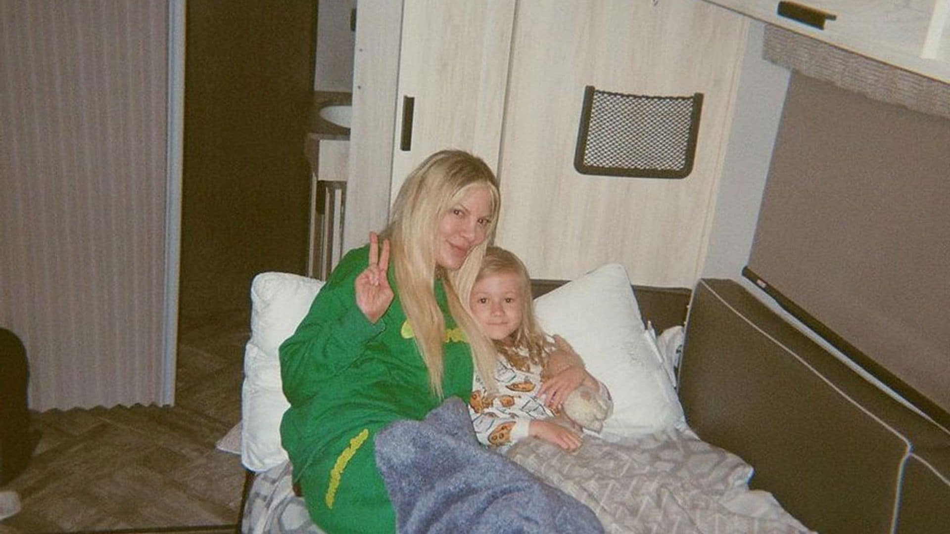 Preocupación por el drástico cambio de vida de Tori Spelling: de una mansión a vivir en una caravana con sus 5 hijos y ser hospitalizada