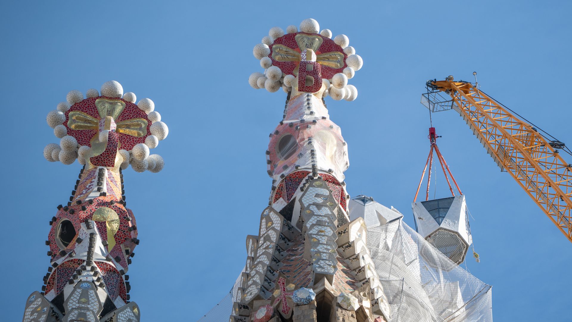 Coronación de la torre de Jesús, de la Sagrada Familia, lo que convierte a la basílica de Barcelona en la iglesia más alta del mundo, con 172.5 metros