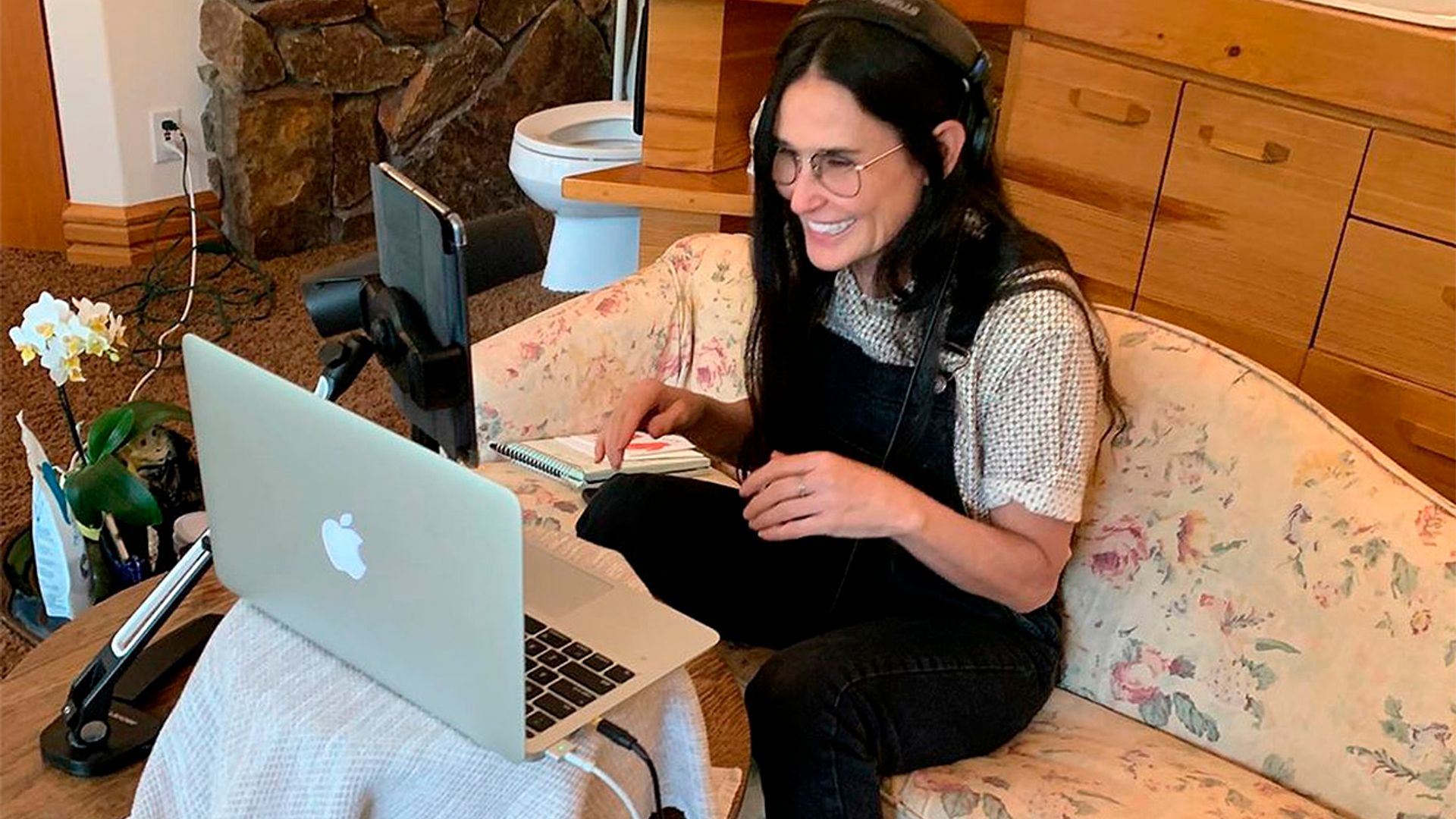 Con sofá, moqueta y ¿una armadura?... El surrealista cuarto de baño de Demi Moore