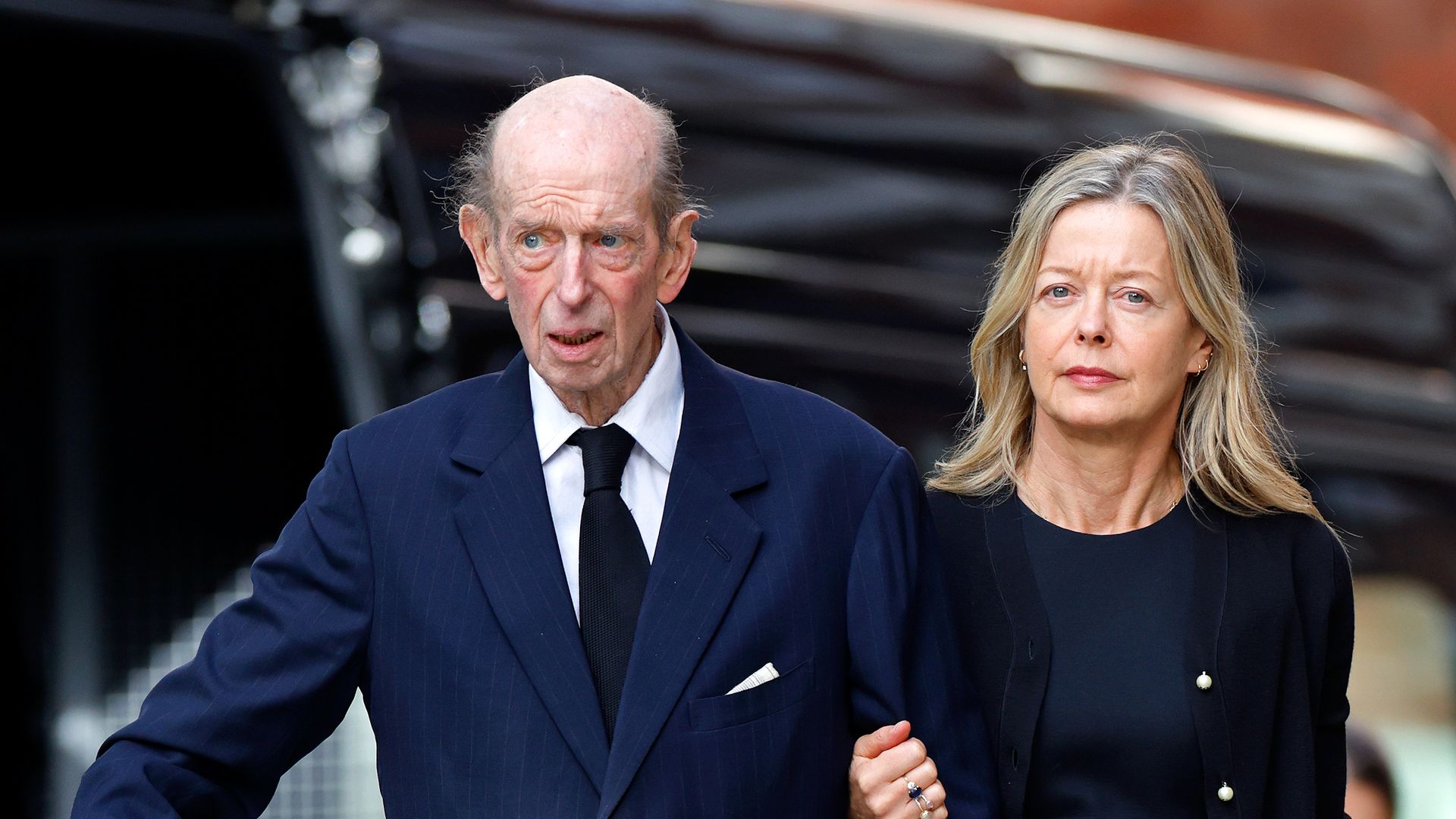 Con su padre, el duque de Kent, en el último adiós a su madre