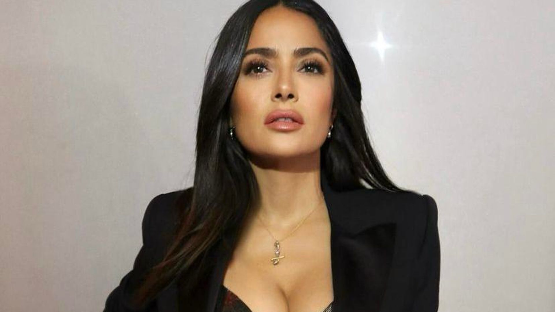 El deslumbrante ‘look’ de Salma Hayek para el desfile de Alexander McQueen