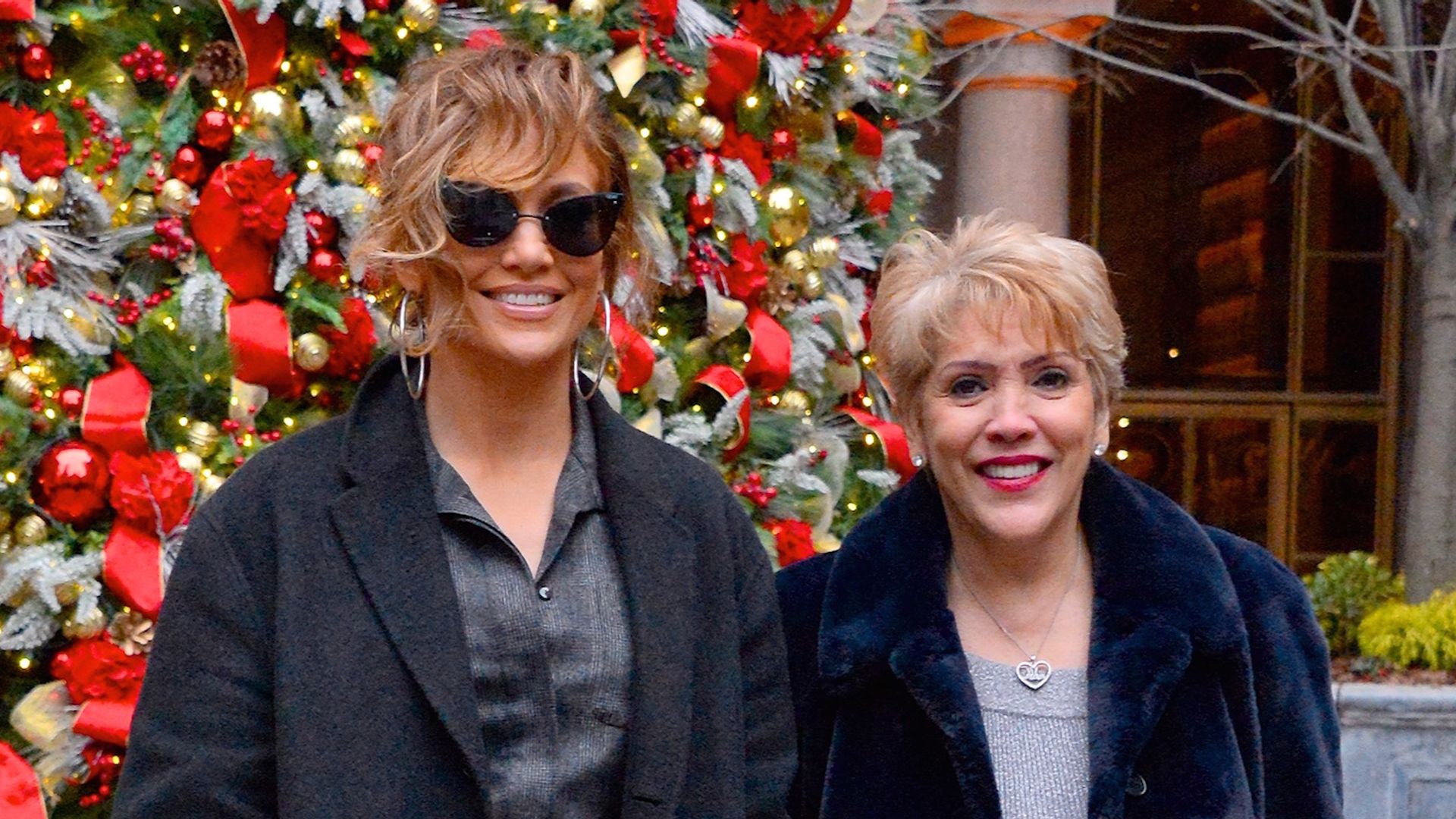 Jennifer Lopez y su madre Guadalupe Rodríguez.