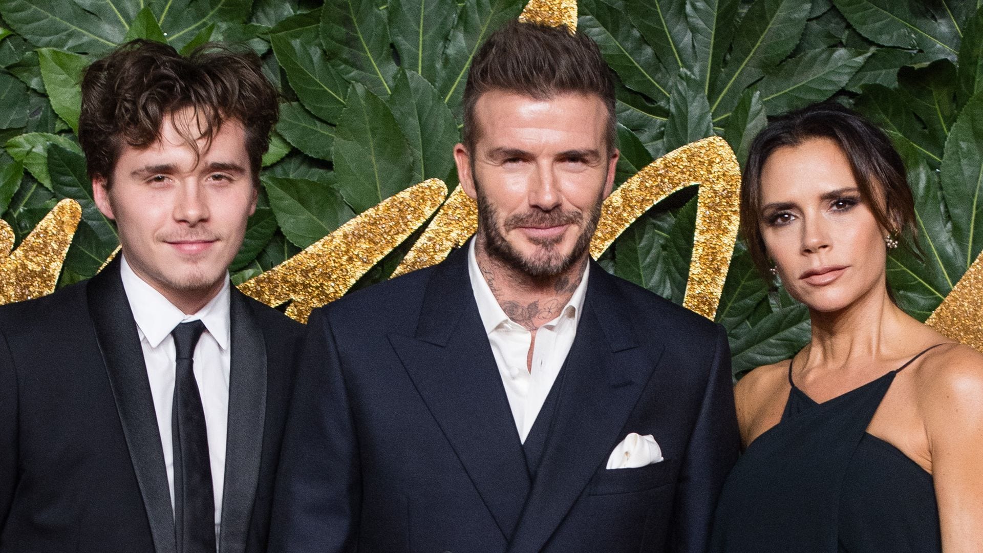 Brooklyn Beckham, David Beckham y Victoria Beckham en los Fashion Awards 2018 en Londres