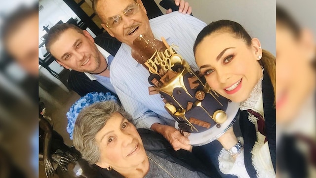 Aracely Arámbula con sus padres y su hermano