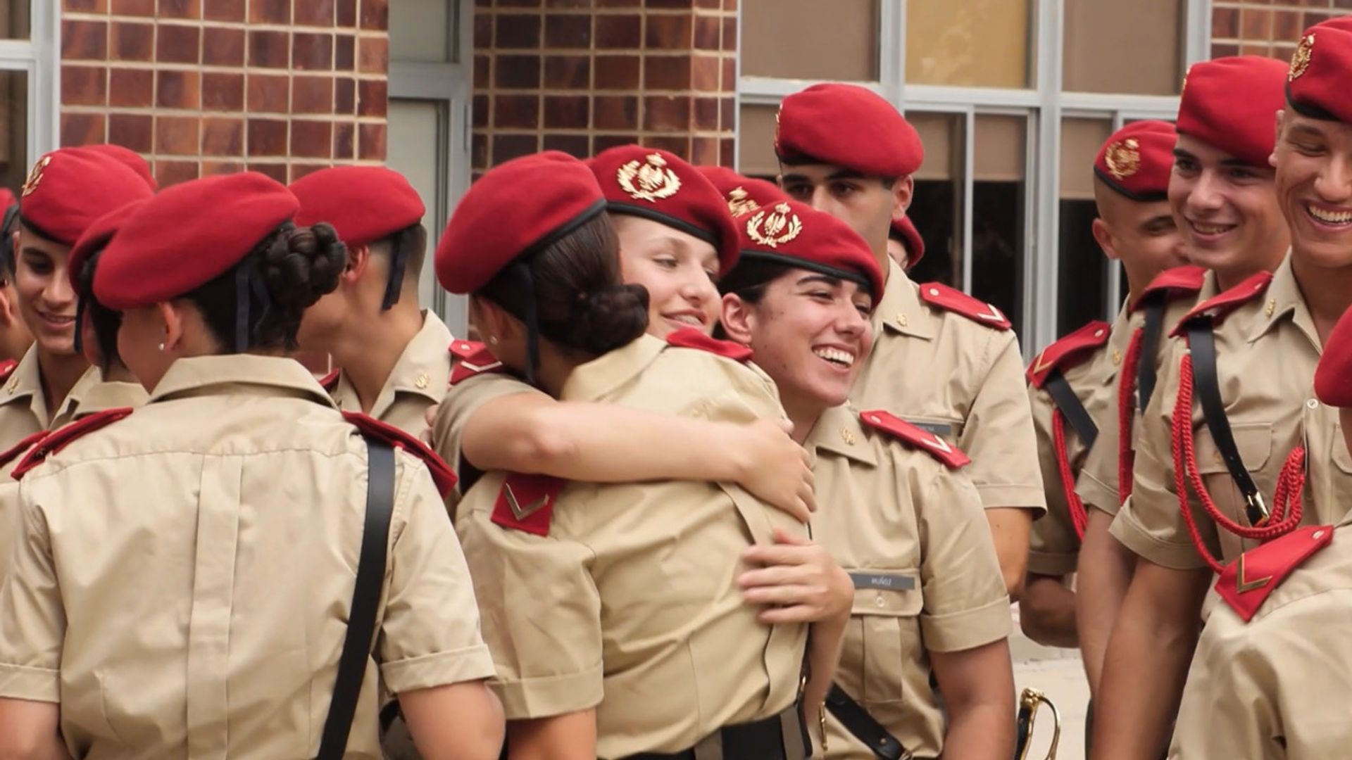 La princesa Leonor como nunca la habíamos visto: abrazos, risas y conexión con sus compañeros militares