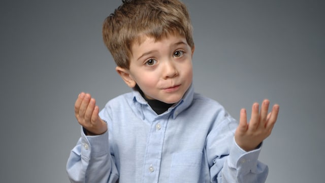 Niño intenta expresarse