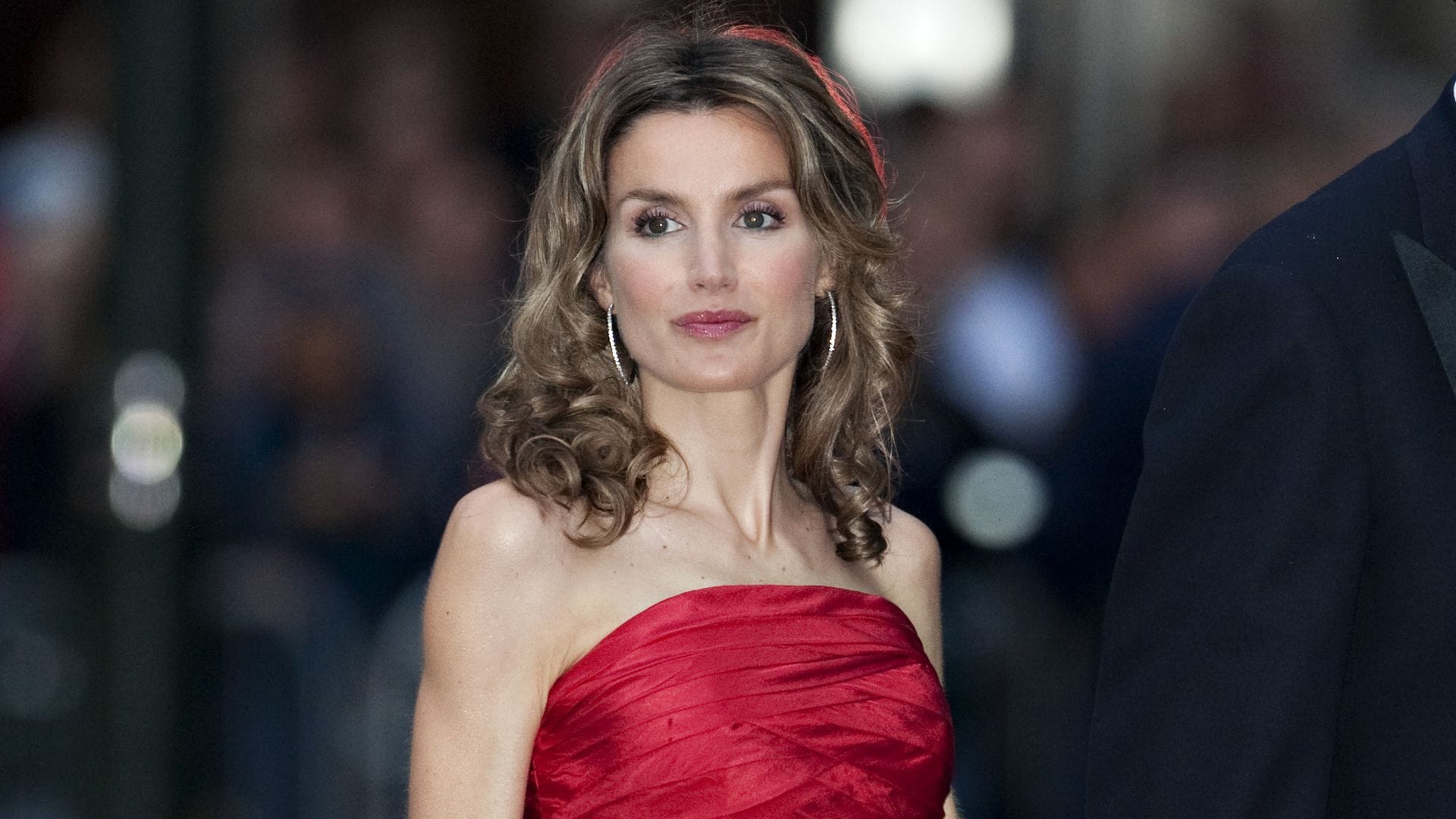 Nuestra experta en colorimetría explica por qué la reina Letizia ya no viste (tanto) de rojo: "Simboliza una etapa de madurez y de consolidación en su rol"