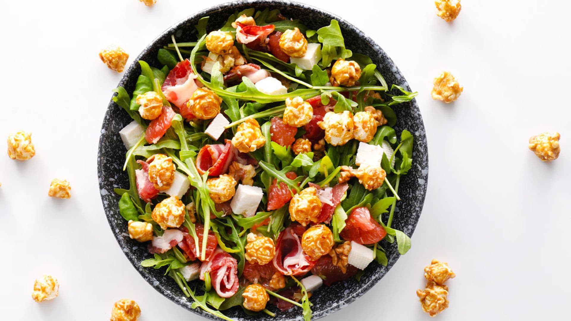 Ensalada con jamón, queso y palomitas dulces