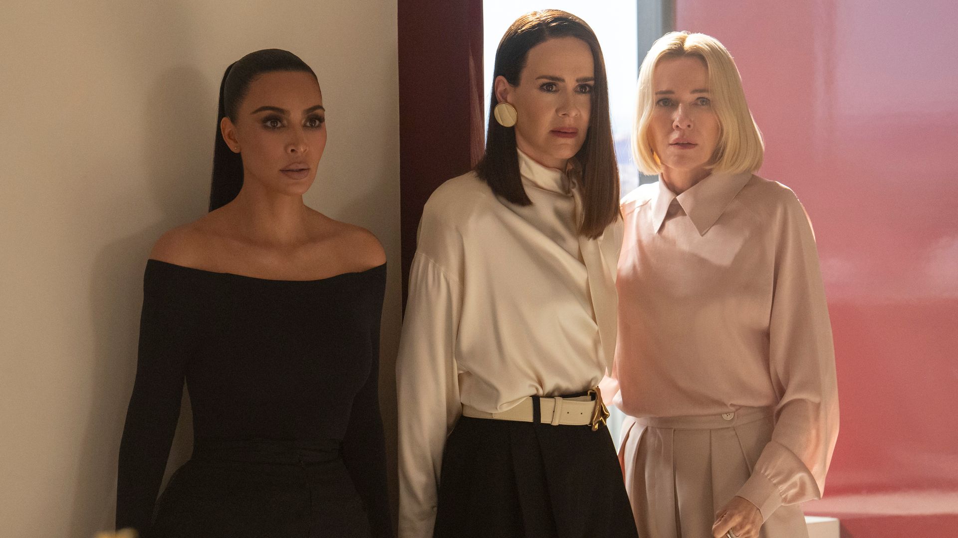 KIM KARDASHIAN, SARAH PAULSON, NAOMI WATTS en 'All's Fair'.