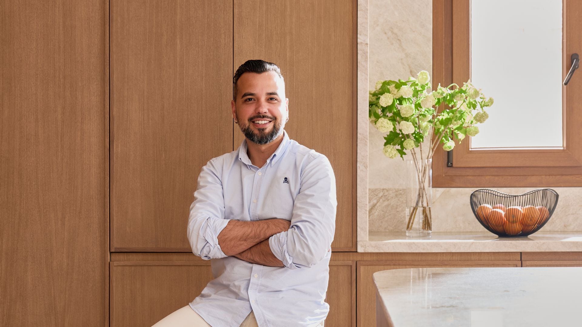 Pedro Baños, CEO de Cocinas Río, en una cocina con muebles de madera