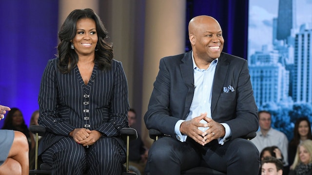 Michelle Obama y su hermano Craig Robinson en el programa de televisión "Good Morning America" 