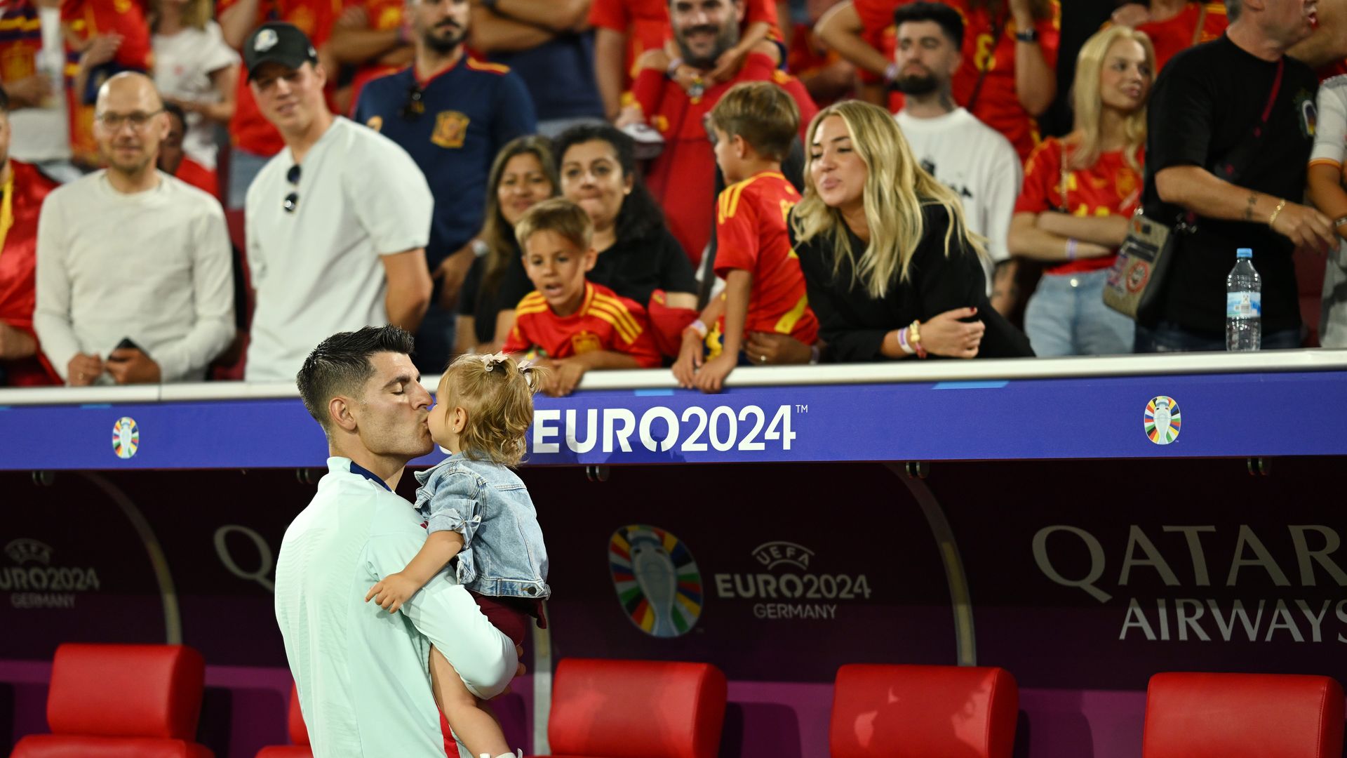 Álvaro Morata celebra la nueva victoria de España con Alice Campello y el beso de su hija Bella