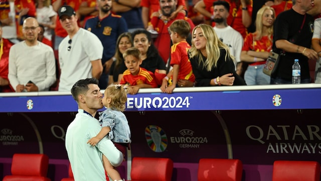 Álvaro Morata da un beso a su hija Bella ante la orgullosa mirada de su mujer, la italiana Alice Campello, durante el partido de la Eurocopa 2024 entre España y Albania, el 24 de junio de 2024 en Dusseldorf, Alemania